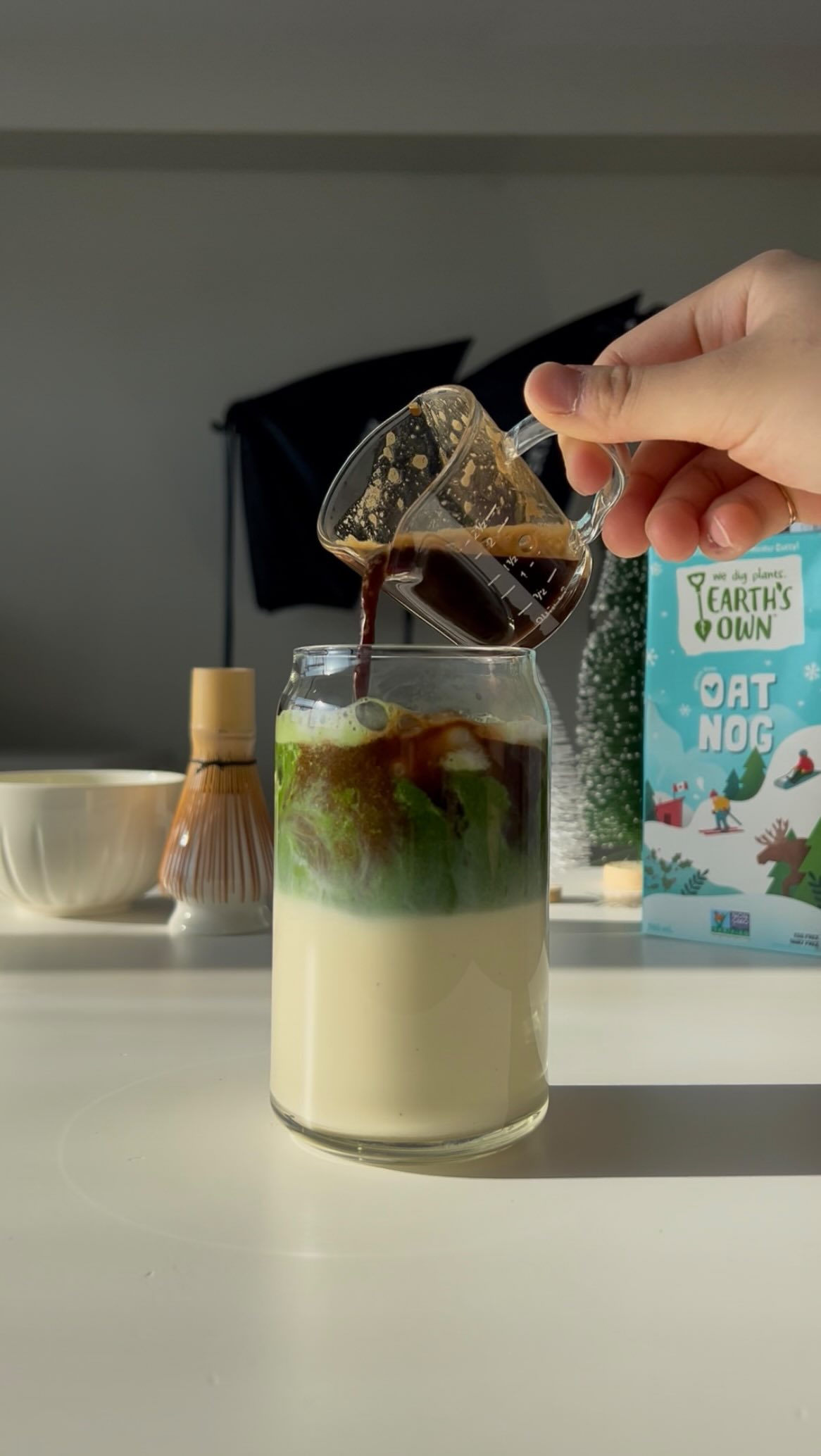 dirty matcha oat nog latte 🍵☕️🎄 

extra caffeine to kickstart the week!

#oatnog #dirtymatcha #matchalatte #christmasdrinks #veganfoodblog #torontofoodblogger