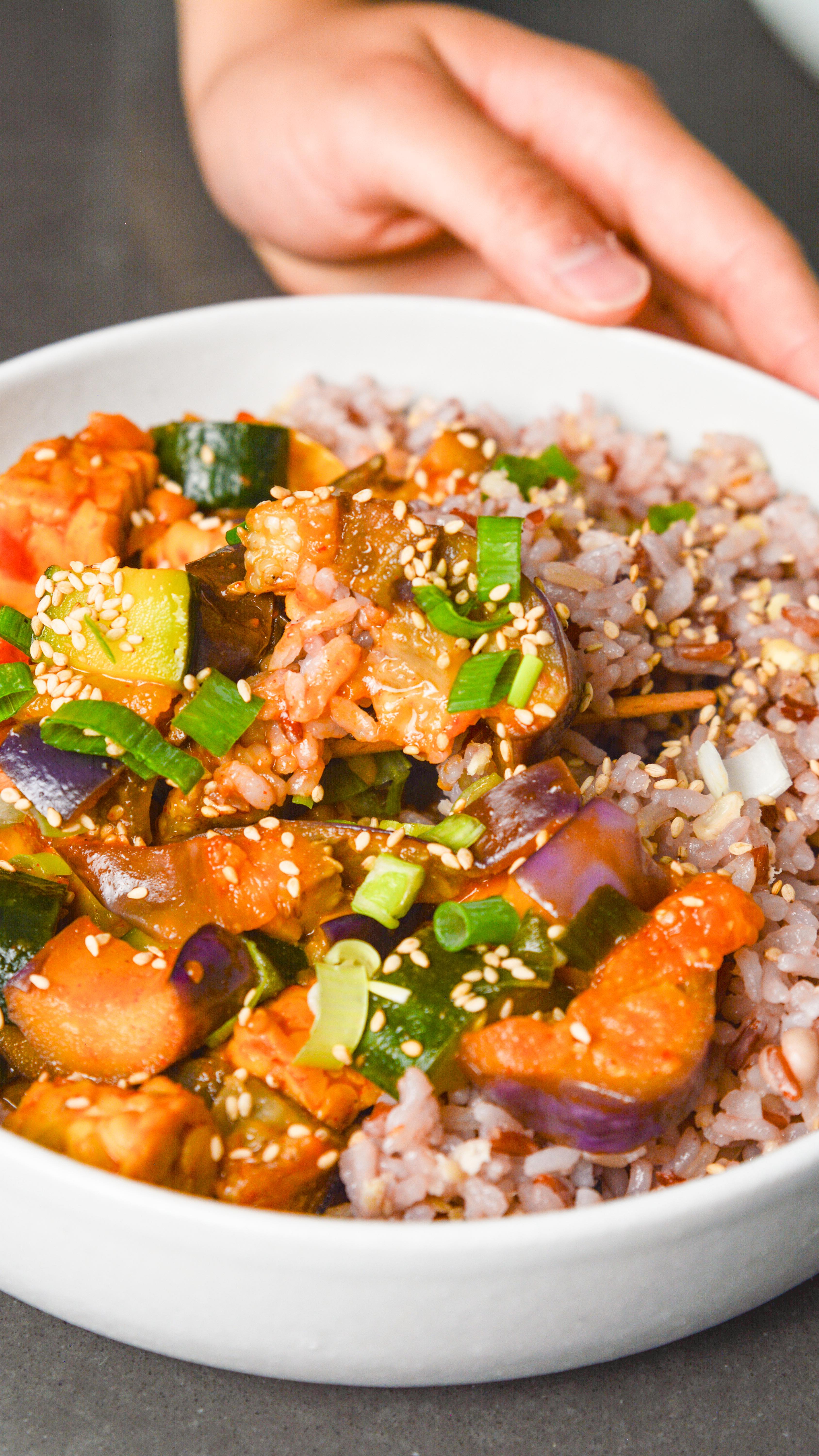 In your 20s you’ll move out for university
it’s very important that you cook nutritious meals for yourself as much as you can!! 🌱🥕🍴

Here are some home-cooked vegan meals from fall semester :)

#veganmeals #plantbasedrecipes #plantbasedmeal #veganfoodblogger #torontovegan #easyveganrecipes #veganfoodshare #uoftstudentlife
